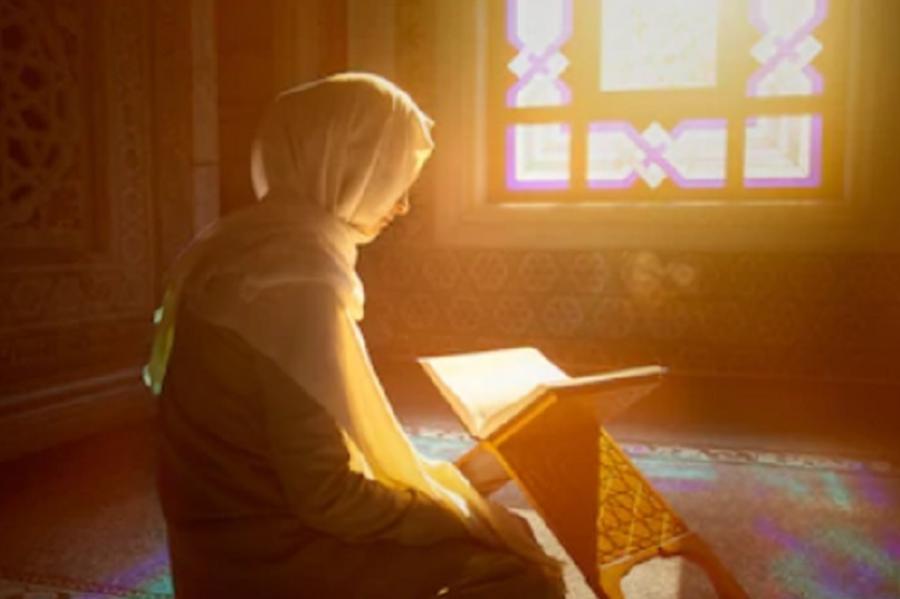 Manfaat Membaca Al-Quran Selama Ramadan dan Tips agar Bisa Konsisten Membacanya